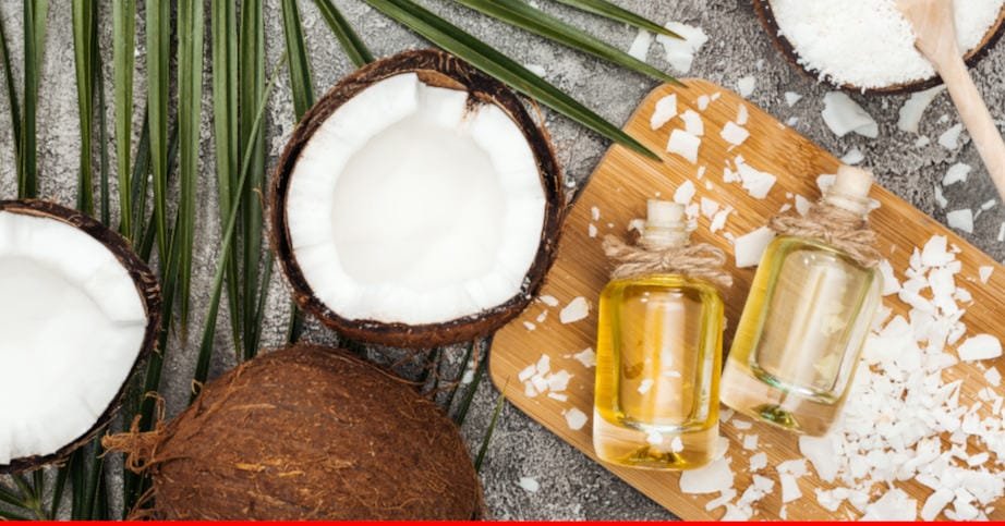 cocos partidos y frascos con aceite de coco