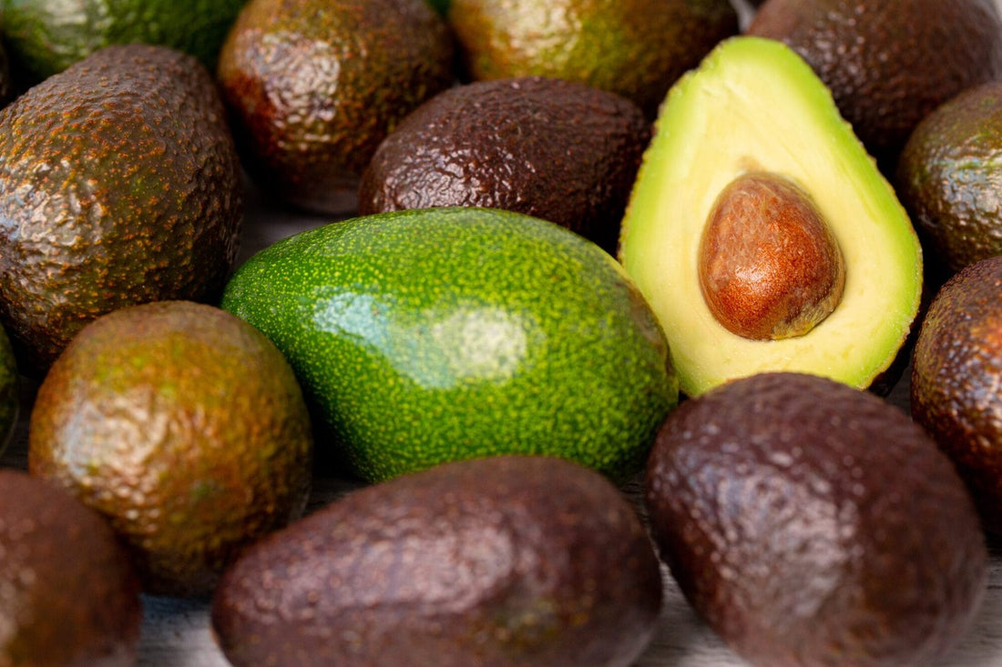 fruta aguacate cortada junto otra scaled