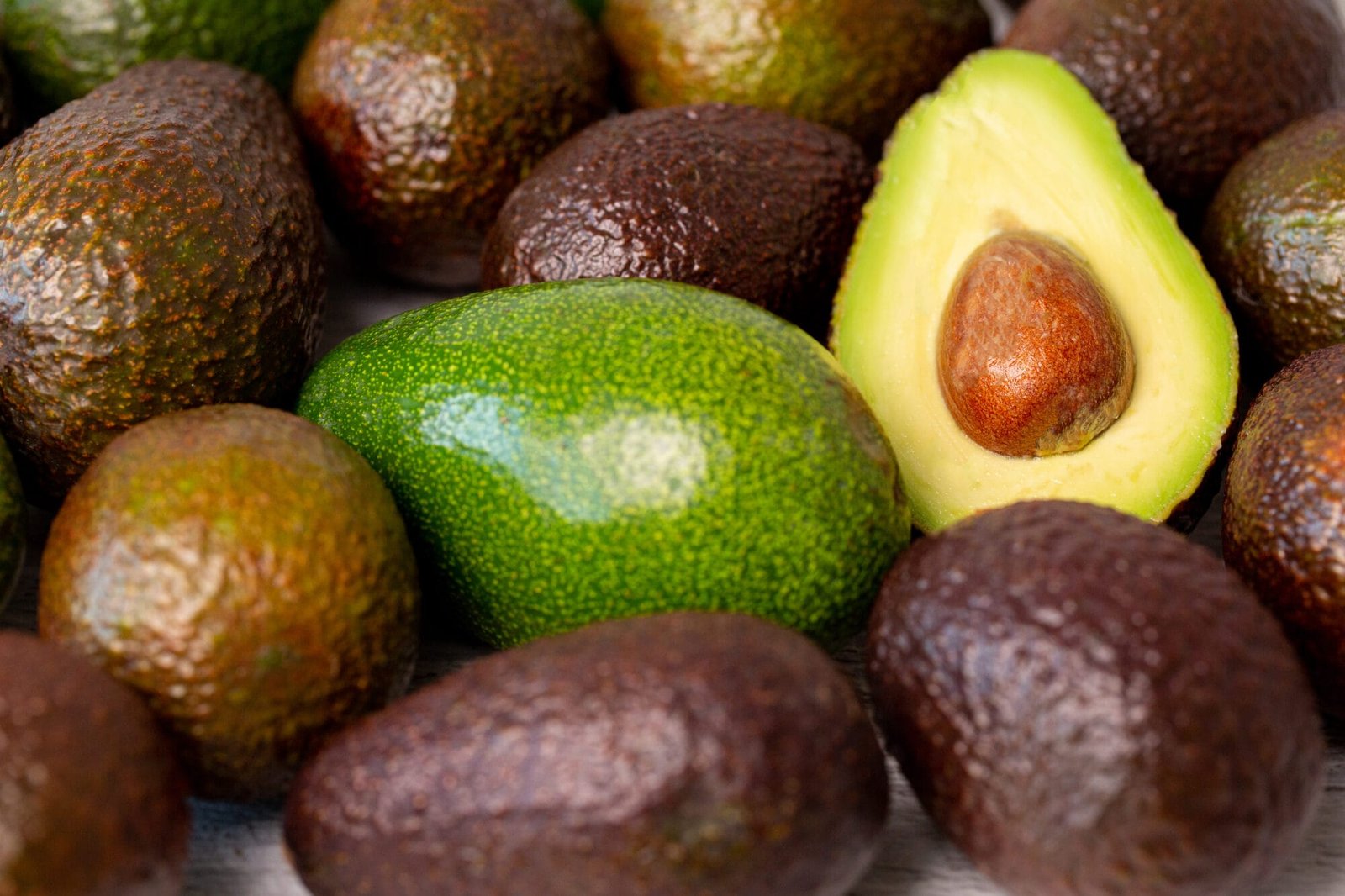 fruta aguacate cortada junto otra scaled
