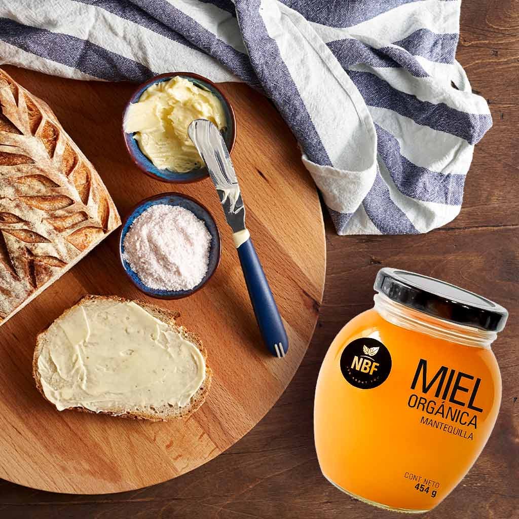 miel mantequilla organica pura de abeja en mesa de madera